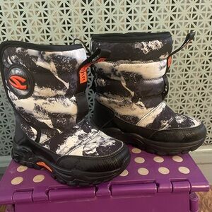 Size 10 boys/girls Hobibear winter boots